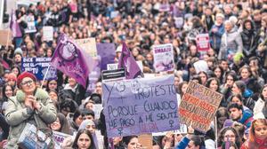 Decenas de estudiantes con pancartas durante una manifestación convocada por el Sindicato de Estudiantes por el Día Internacional de la Mujer, 8M, de camino al Ministerio de Justicia, a 8 de marzo de 2024, en Madrid (España). 