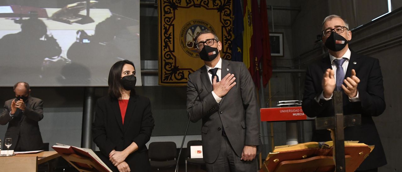 El rector José Luján, en el centro, tras jurar su cargo ayer ante el auditorio congregado en la Facultad de Empresa de la UMU.