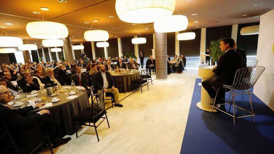 Alejandro Díaz, a la derecha, durante su intervención en el acto de &quot;Asturias punto de encuentro&quot;.