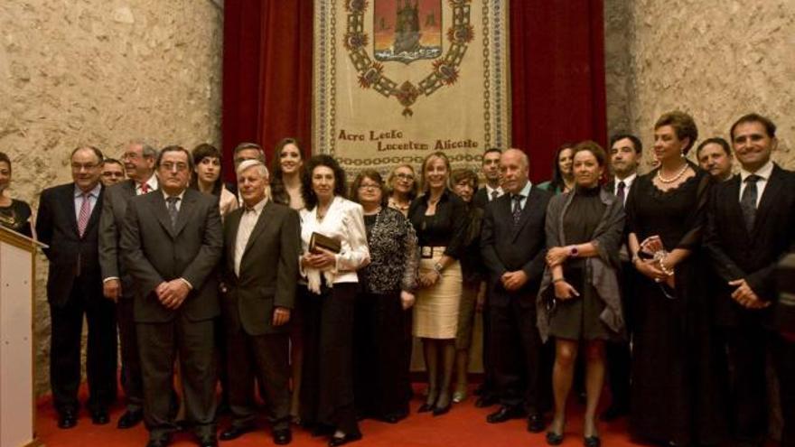 Algunos de los galardonados con las medallas del Ateneo, durante el acto celebrado ayer.