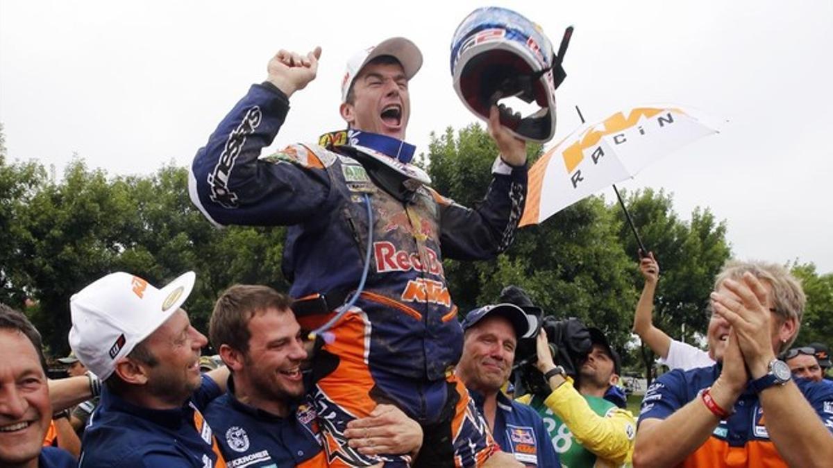 Marc Coma celebra su último triunfo del Dakar en Buenos Aires.