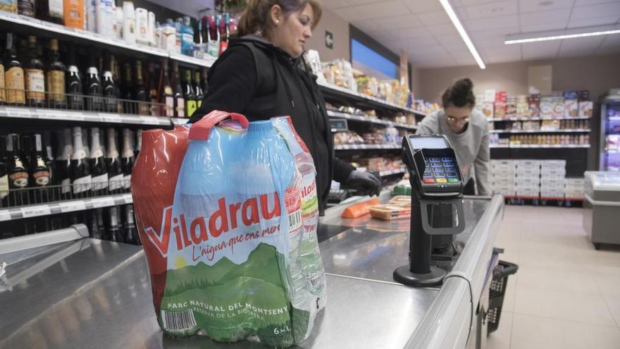 Veïns de Calaf comprant aigua embotellada en un supermercat, el febrer passat