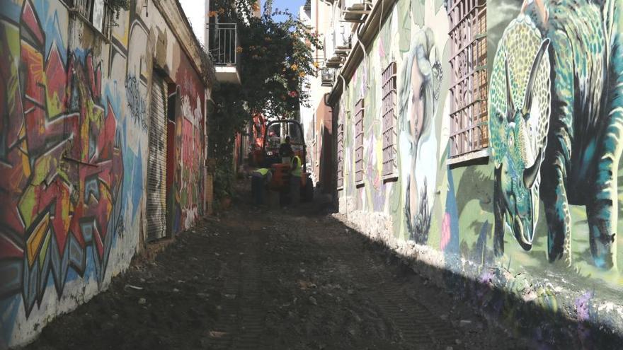 Levantan el antiguo empedrado de una calle de Lagunillas