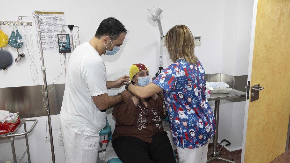 Atienden a una paiente con mascarilla en el Hospital Comarcal del Noroeste