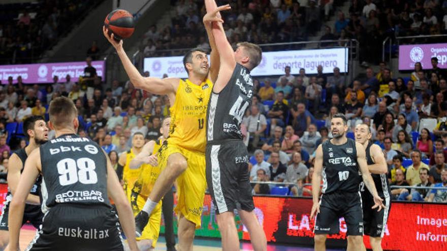 Ben Lammers obstaculiza a Gio Shermadini en una acción ofensiva del Iberostar durante partido ante el Bilbao Basket.