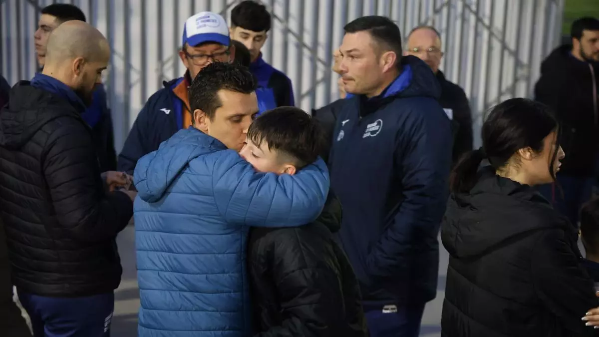 Homenaje al menor asesinado en Valencia: "A las tres Álex estaba jugando un partido y a las horas nos enteramos de la tragedia"