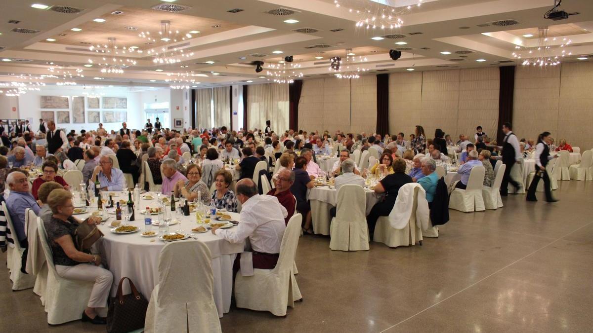 Almuerzo dedicado a la gente mayor en las fiestas patronales de 2018 en Pilar de la Horadada