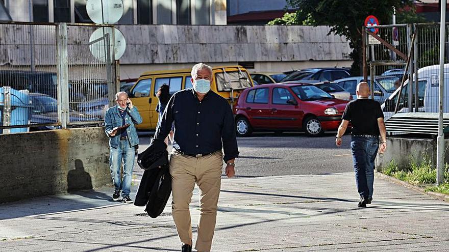 Uno de los abogados personados en la causa, a su entrada en el edificio judicial.   | // A. VILLAR