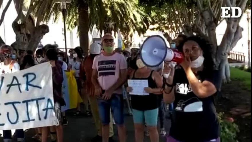 Protestas en el exterior del Ayuntamiento de Granadilla de Abona por las obras en la playa de La Tejita