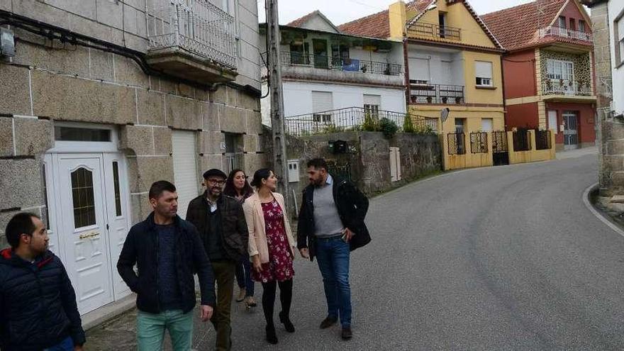 Integrantes del equipo de gobierno de Moaña en un visita al vial de Abelendo-Coiro. // G.N.