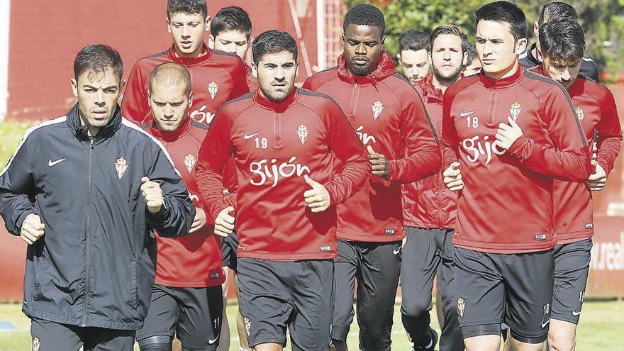 La plantilla rojiblanca, corriendo en el entrenamiento de ayer.