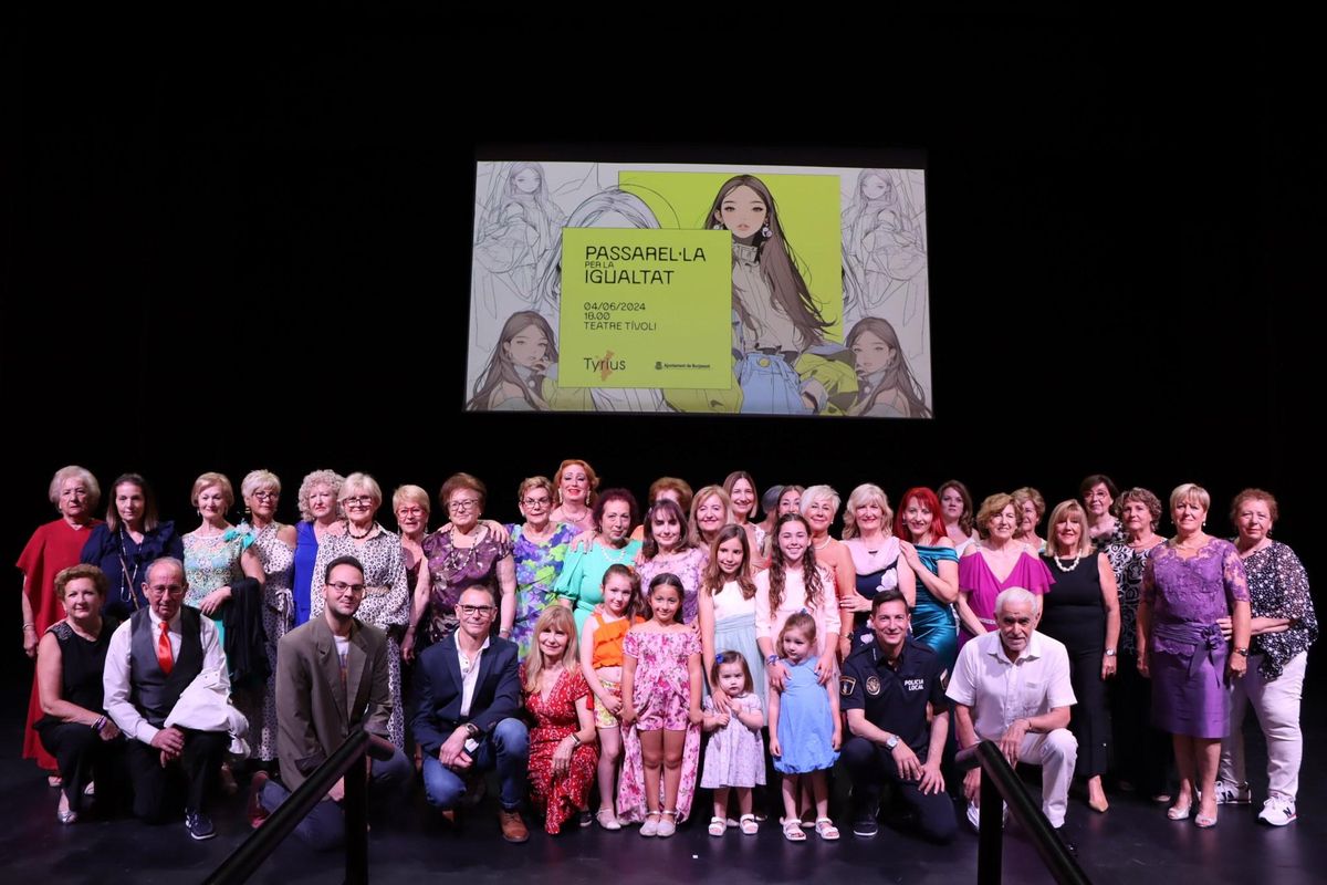 Todos los participantes en la Pasarela por la Igualdad de Burjassot.