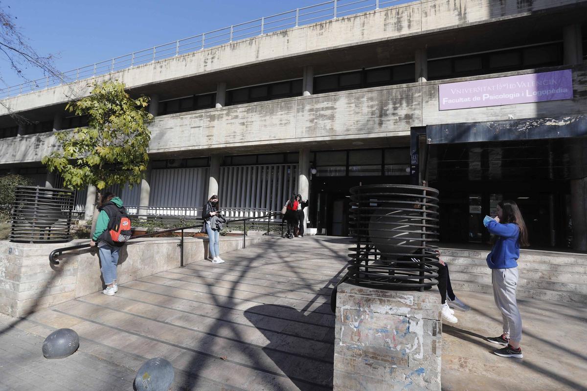 Entrada principal a la Facultat de Psicologia i Logopèdia de la Universitat de València en la avenida Blasco Ibáñez.
