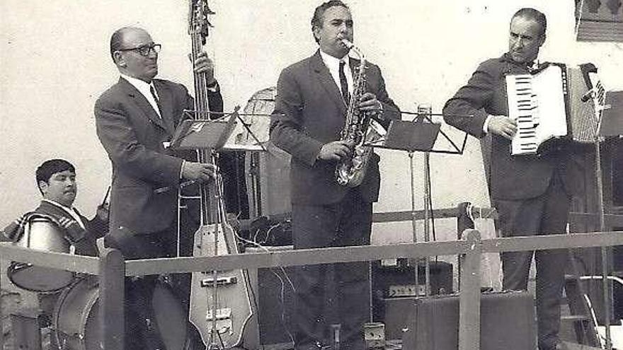 A la derecha de estas líneas, Cosmín toca la batería con su grupo. Más a la derecha, de niño, sentado a la izquierda, en la escuela. archivo de higinio del río