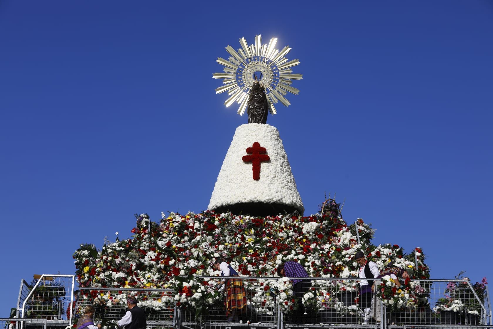 En imágenes | Zaragoza vive su día grande con la Ofrenda de Flores a la Virgen del Pilar