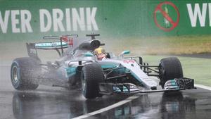 Hamilton, en acción bajo el fuerte aguacero esta tarde en Monza