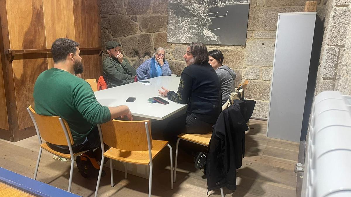 Una reunión de O Laghar Grupo de Vivenda Colaborativa, en la antigua Escola de Barbicas