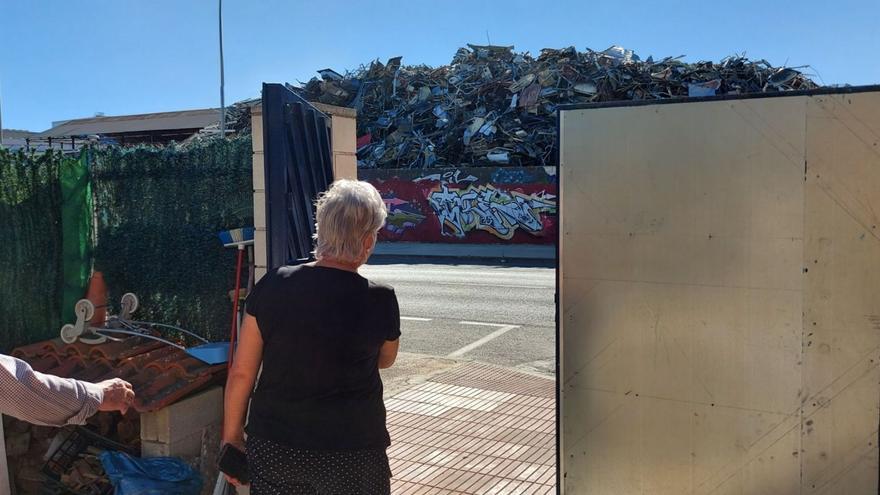 Vecinos de San Vicente exigen que se elimine una montaña de chatarra frente a sus casas