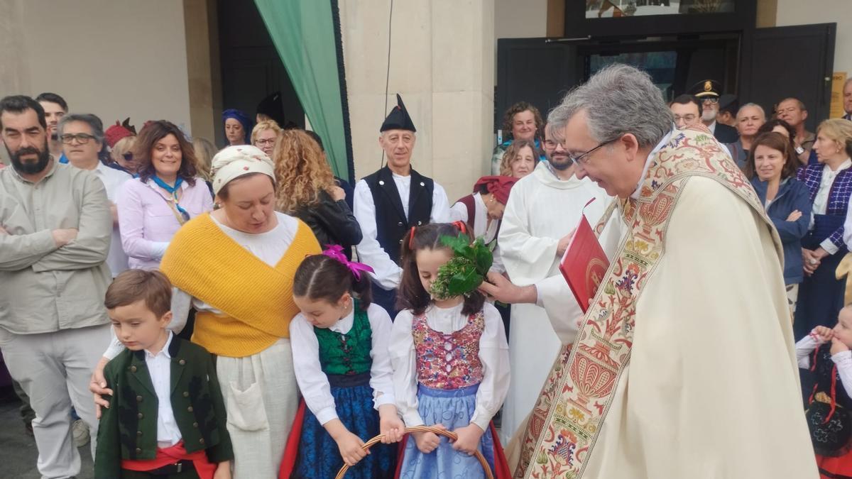 VÍDEO: Gran ambiente en la bendición de los güevos pintos de la Pola