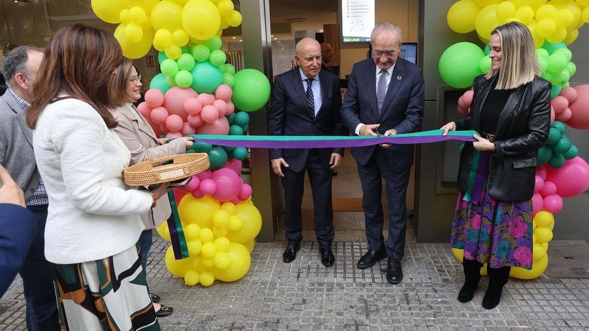 Juan Lucas inaugura su nueva tienda en la calle Salitre de Málaga.