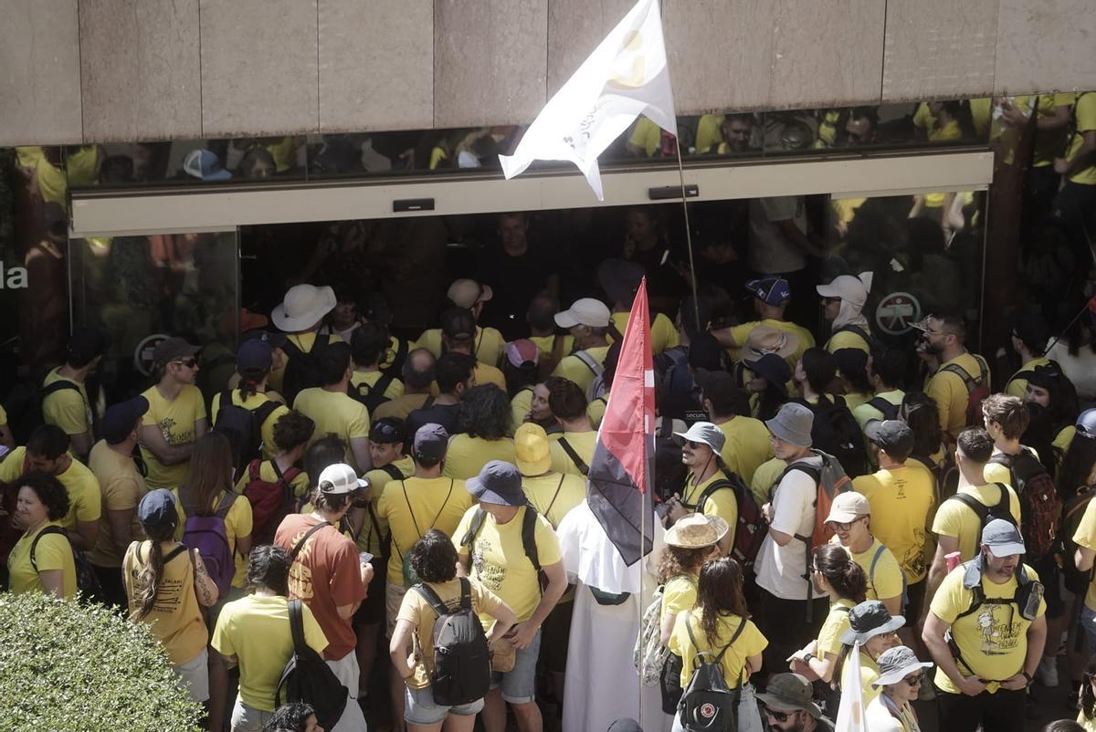 La protesta de professors es trasllada aquest divendres a Monserrat