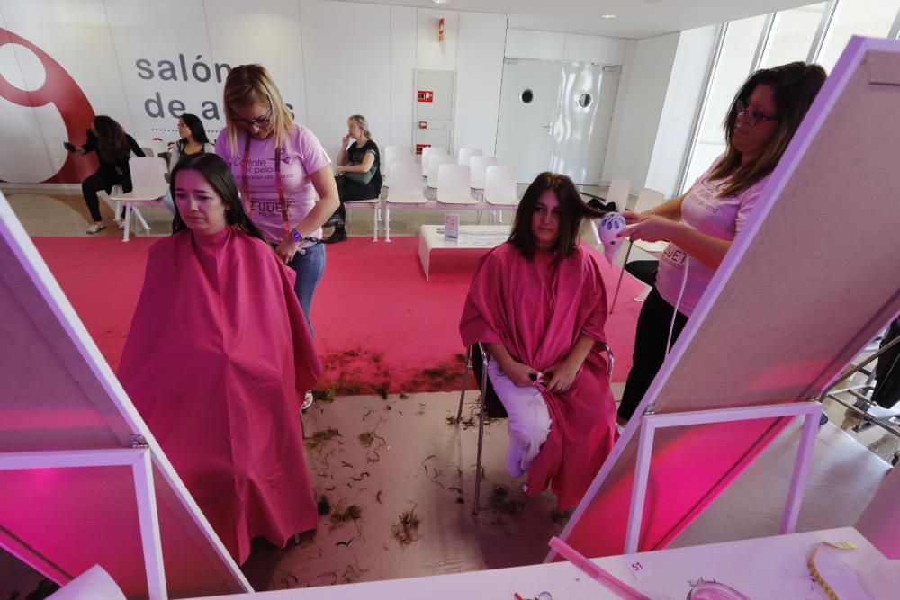 Corte de pelo para ayudar a las mujeres que padecen cáncer de mama