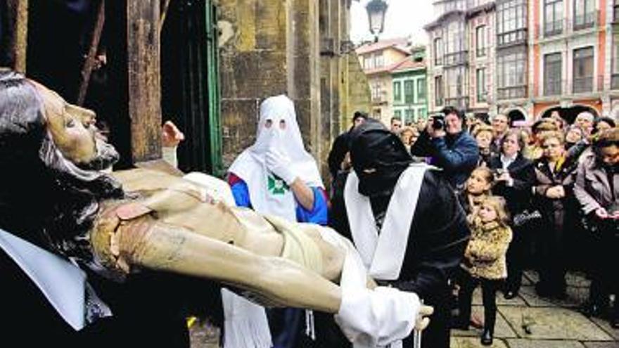 lA DOLOROSA. La Virgen Dolorosa lució su exquisito manto el Viernes Santo en la procesión del Santo Entierro. | mara villamuza