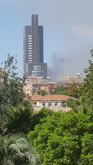 Un incendio en Aldaia es visible a varios kilómetros