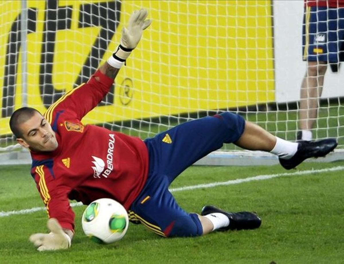 El porter Víctor Valdés durant un entrenament de la selecció espanyola. El porter Víctor Valdés durant un entrenament de la selecció espanyola.