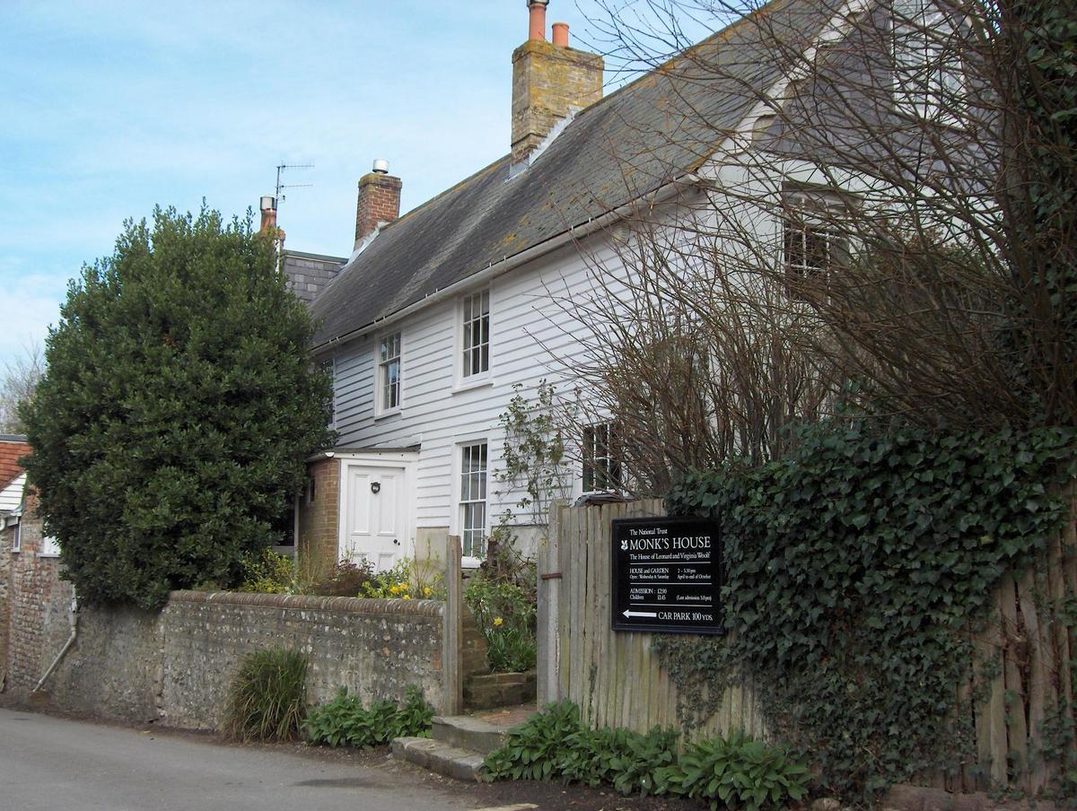 Entrada principal de la casa de campo de Virginia Woolf en Rodmell (Sussex, Reino Unido).