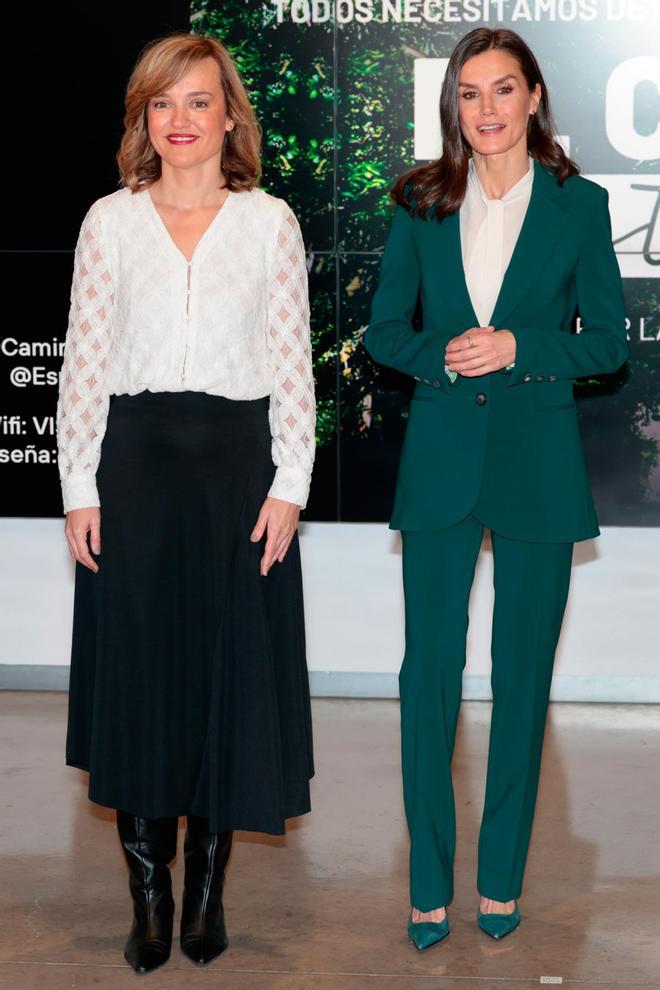 El look de la reina Letizia con traje verde de Carolina Herrera y blusa blanca de Hugo Boss