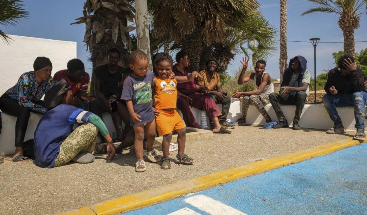 Dos niños pequeños juegan mientras esperan el autobús. | JAVI PAREJO