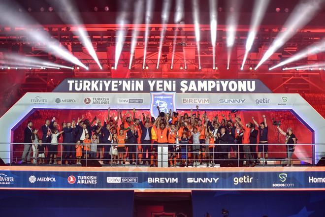 Los jugadores de Basaksehir levantan el trofeo de la Superliga turca en el estadio Fatih Terim en Estambul, Turquía.