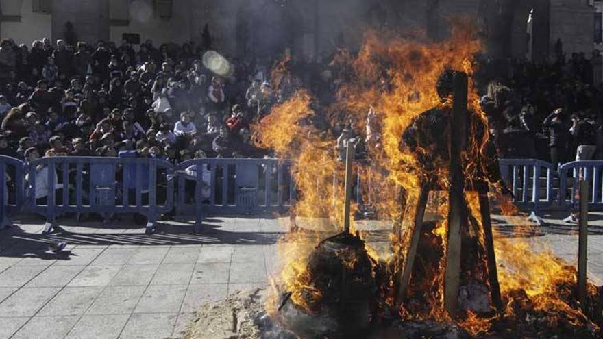 Cientos de cacereños contemplan la quema del &#039;pelele&#039; de la Fiesta de las Lavanderas