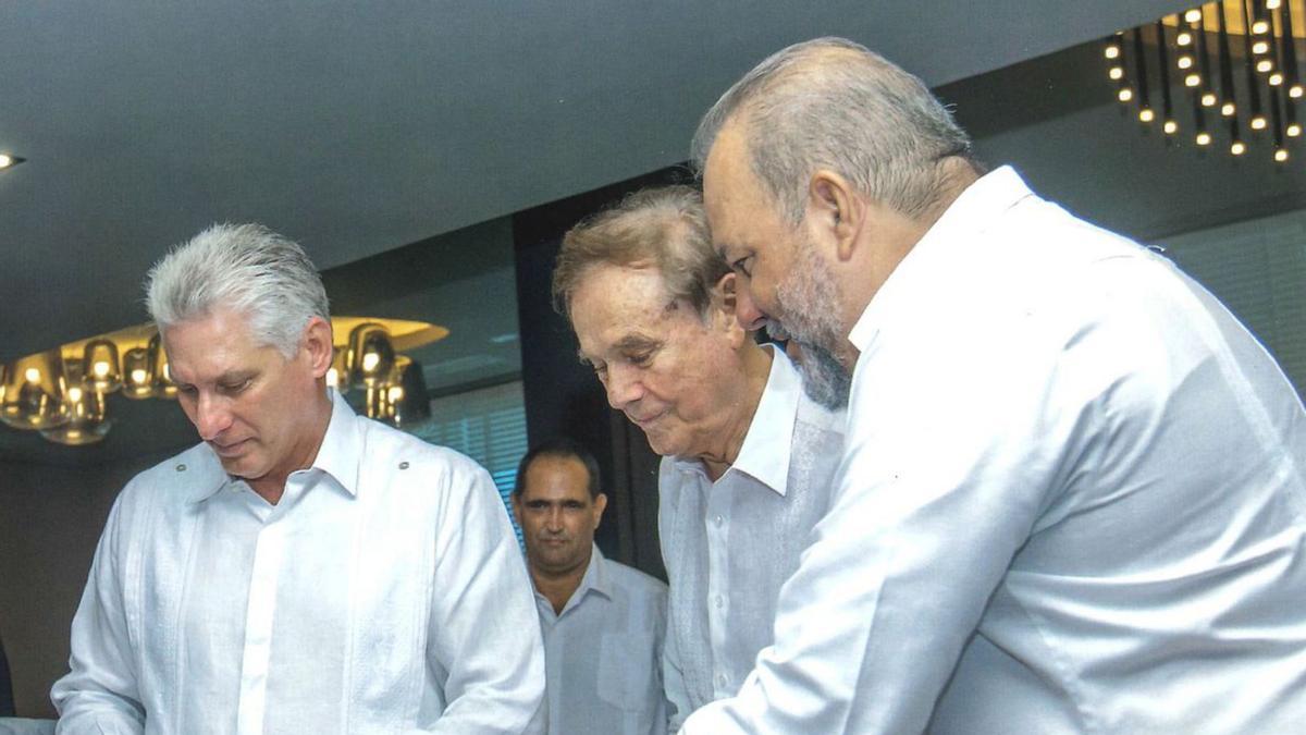 Escarrer con el Primer Ministro cubano Manuel Marrero y  con el Presidente Díaz Canel.