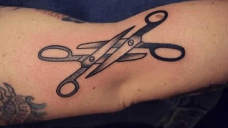 Una madre preocupada por si este tatuaje de su hija compartido con su &quot;mejor amiga&quot; es satánico se vuelve viral