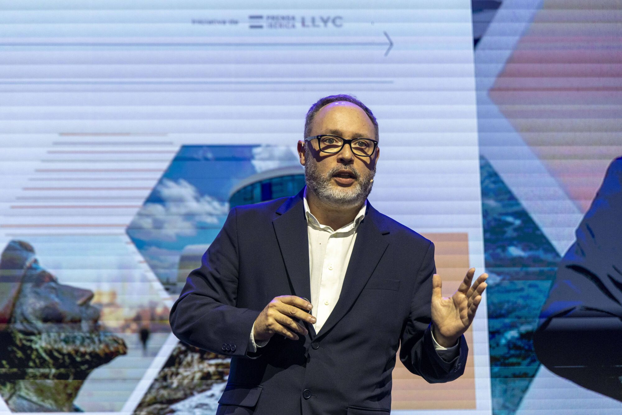 Joan Cañete, director de estrategia de proyectos editoriales de Prensa Ibérica, presenta el "Estudio Tendencias" de Prensa Ibérica.