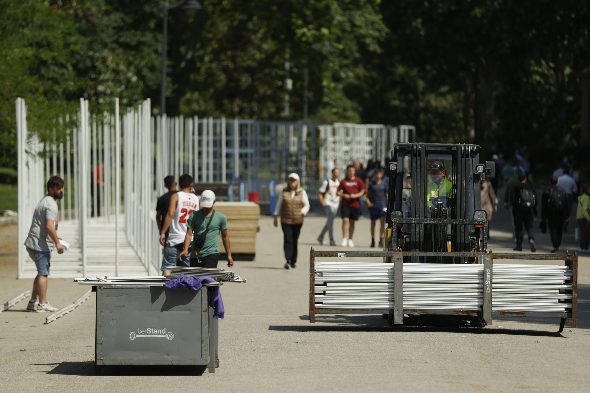 Operarios instalan, esta mañana, las casetas de la Feria del Libro de Madrid, que se celebrará del 26 de mayo al 11 de junio.