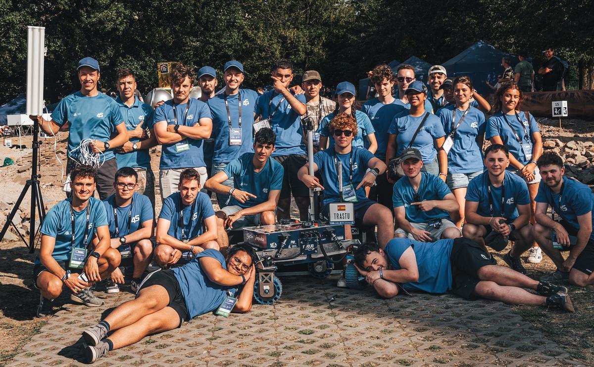 Los estudiantes asturianos de "4SpaceUniovi", con su rover "Trastu".