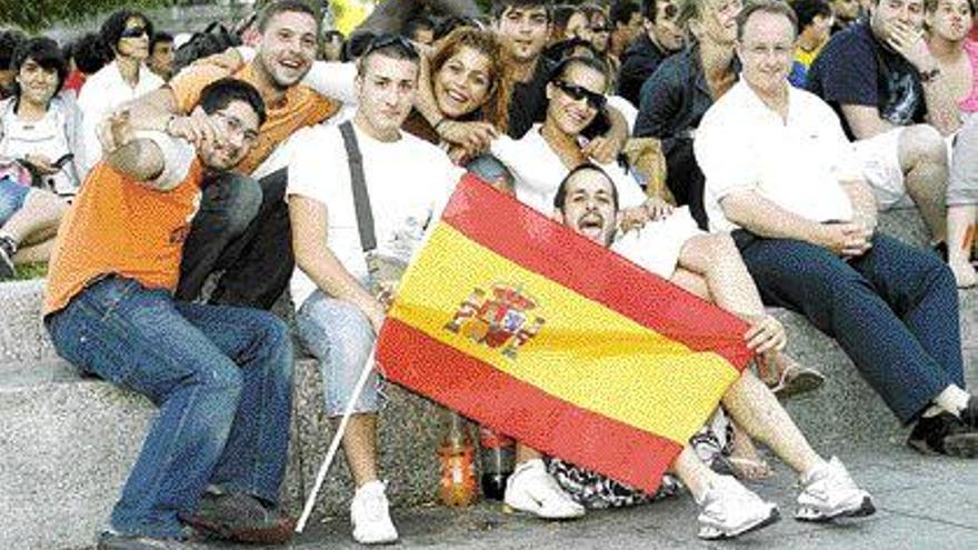 Un grupo de aficionados presencia el España-Rusia en la Praza da Estrela. / José Lores