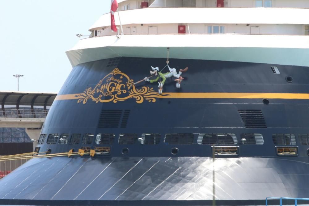 El 'Disney Magic' ha atracado en el Puerto de Málaga.