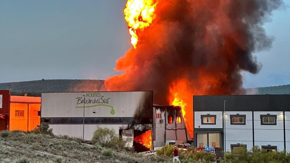 Las llamas devoran una fábrica de aceites reciclados en Lucena