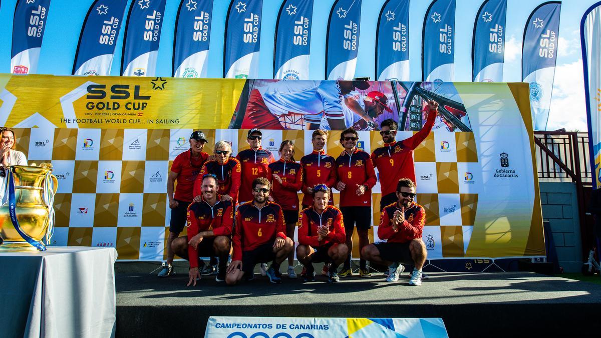 La tripulación española de la SSL Gold Cup posa en el podio como cuarto clasificado.