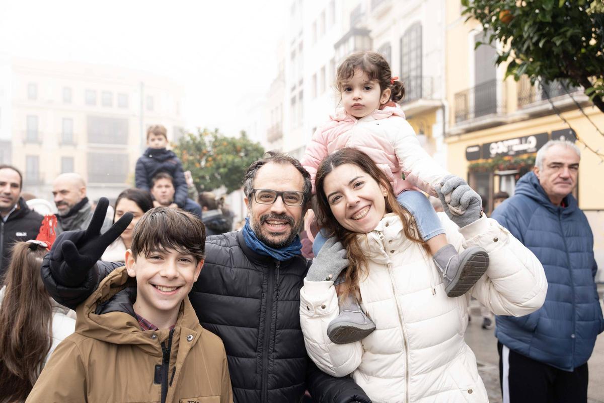 Los niños pacenses se comen las uvas de gominola en las campanadas de San Juan