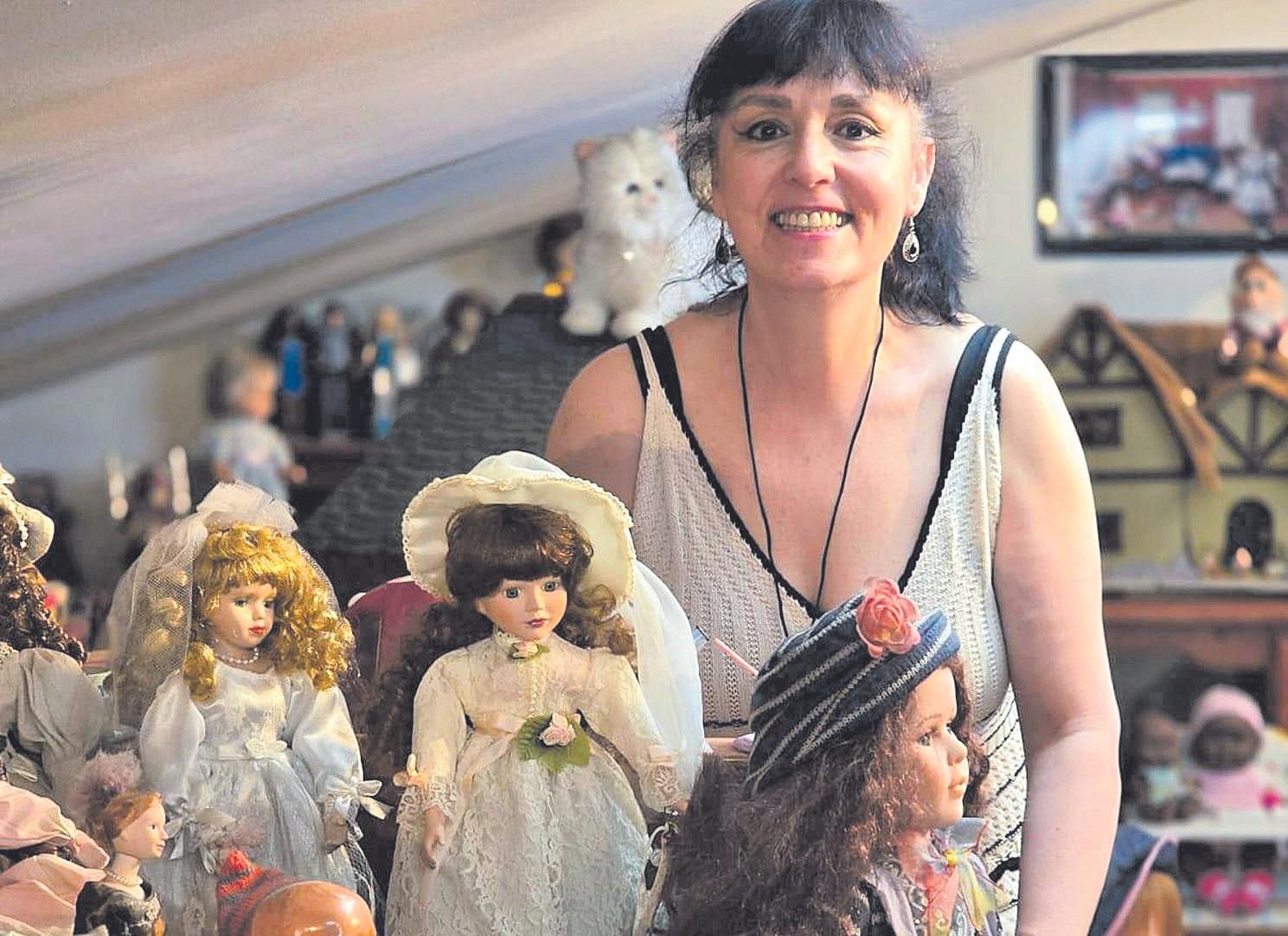 Àngels Gómez, la veïna de Roses que col·lecciona nines de tot el món.