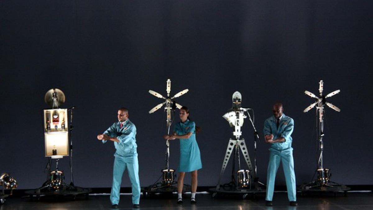 Los bailarines y los robots compartieron escenario este jueves en el Teatre Principal de Terrassa.