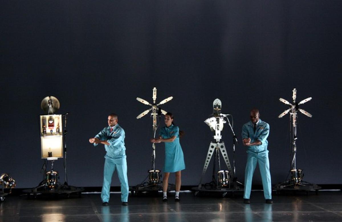Els ballarins i els robots van compartir escenari aquest dijous al Teatre Principal de Terrassa. Els ballarins i els robots van compartir escenari aquest dijous al Teatre Principal de Terrassa.