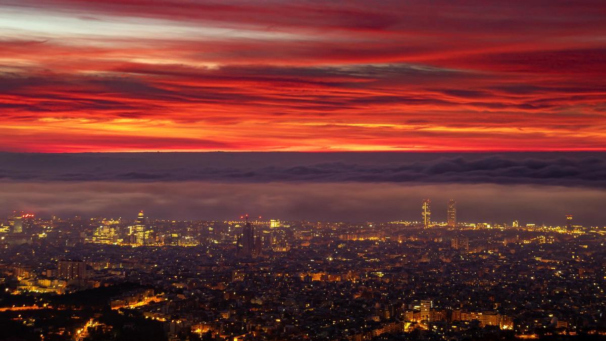 Bonita combinación de nubes el 6 de febrero al amanecer, en Barcelona. Al salir el Sol, las nubes altas se encienden en el horizonte con las primeras luces del Sol aún por debajo, y mientras, una capa de nubes bajas llega desde el mar a Barcelona