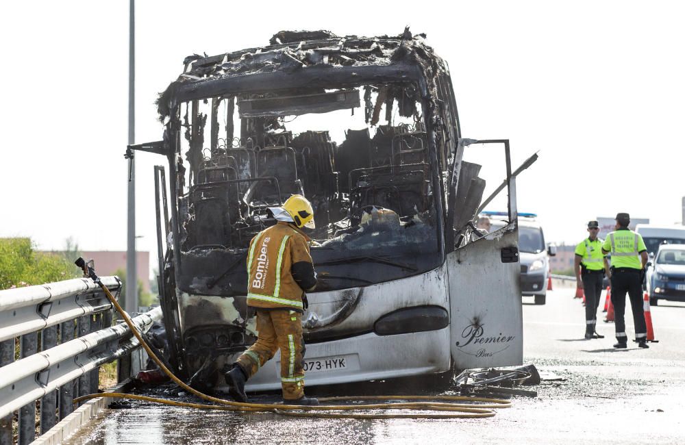 Un autobús queda calcinado en la autovía A7