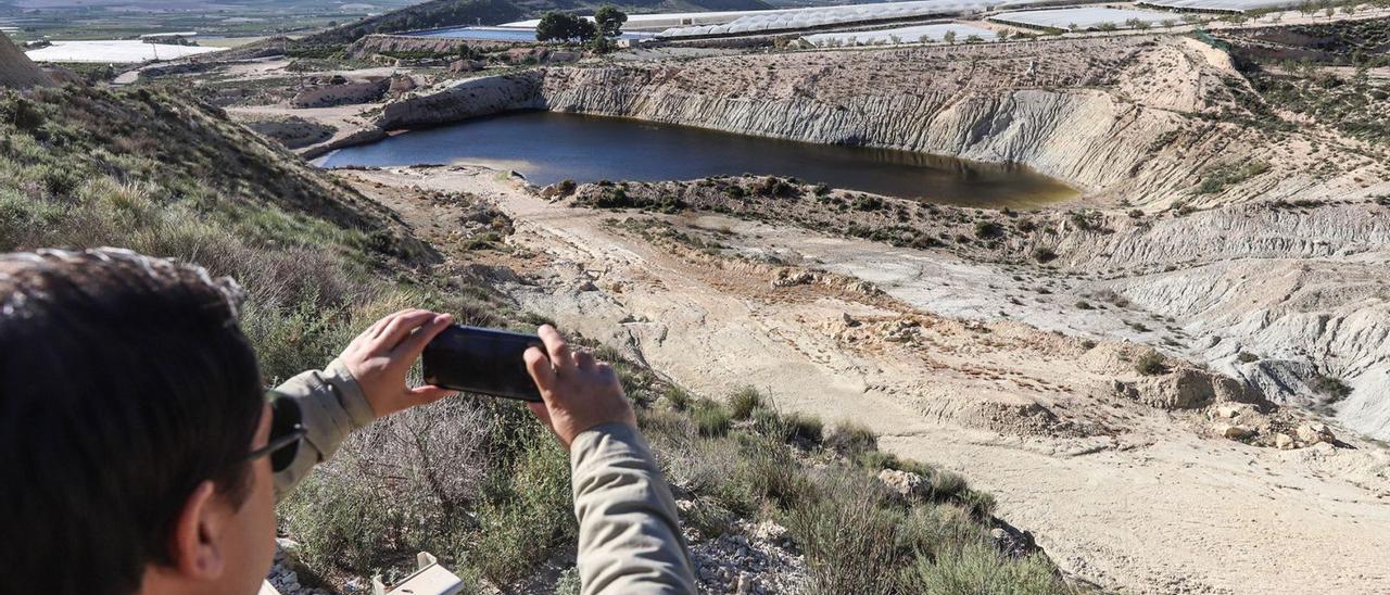 Las balsas de lixiviados en el vertedero clausurado de Abanilla-La Murada. | TONY SEVILLA